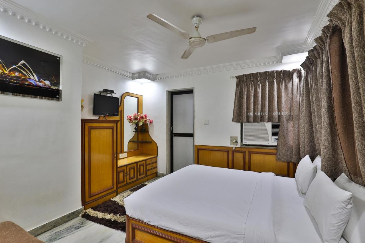 Hotel Midtown Surat Exterior photo