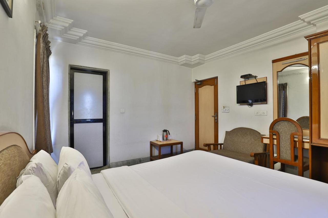 Hotel Midtown Surat Exterior photo