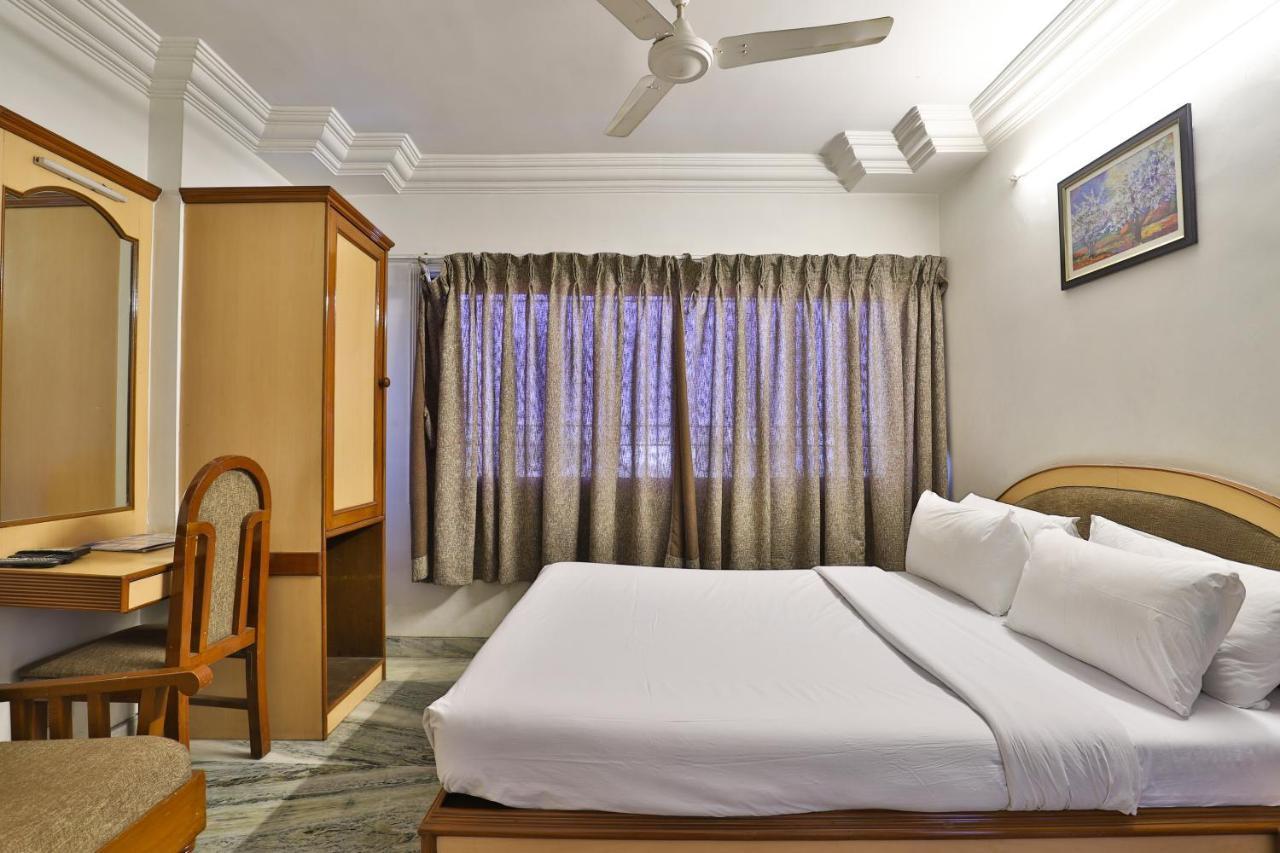 Hotel Midtown Surat Exterior photo