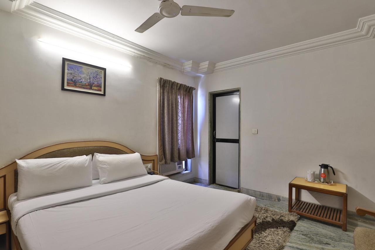 Hotel Midtown Surat Exterior photo