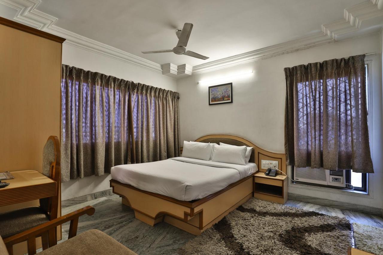 Hotel Midtown Surat Exterior photo